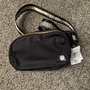 NEW !!!   Luluemmon fanny pack
